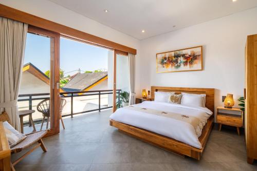 une chambre avec un grand lit et un balcon dans l'établissement Arkarhea Villa, BRAND NEW! 2BR Tropical Villa with Pool, Canggu, à Dalung