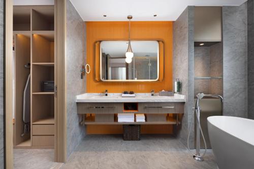 Shang-ho-hsienにあるHome2 Suites by Hilton Jinan Shangheの洗面台と鏡のあるバスルーム