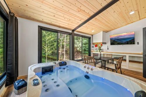 Un televizor și/sau centru de divertisment la Dollys Mountain Retreat - Brand New