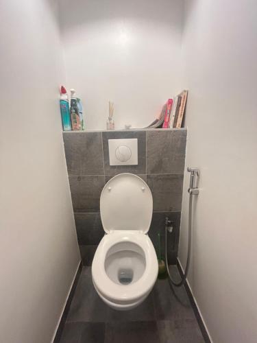 Ένα μπάνιο στο Comfort Parisian Room and Sofa Bed 1 min to Metro M4 & T3A