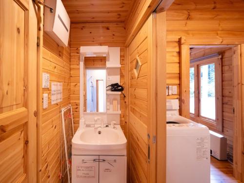 ein Badezimmer mit Waschbecken und Waschmaschine in der Unterkunft MELODIE HAUS - Vacation STAY 62790v in Nasu-yumoto