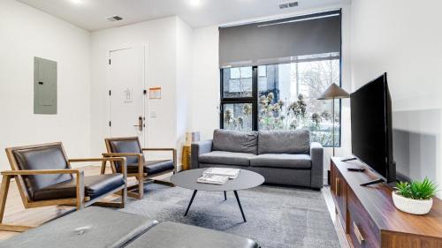 Et tv og/eller underholdning på The Grove by AvantStay Stylish Group Stay with Private Bathrooms