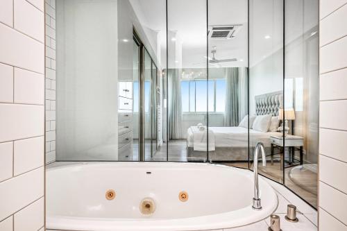 Vannituba majutusasutuses Absolute Luxury on the Marina Oceanfront Modern Penthouse with Panoramic Views