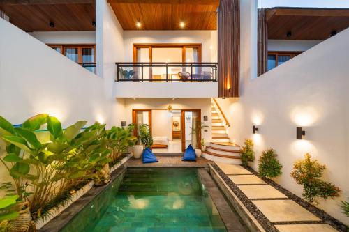 une piscine intérieure au milieu d'une maison dans l'établissement Arkarhea Villa, BRAND NEW! 2BR Tropical Villa with Pool, Canggu, à Dalung