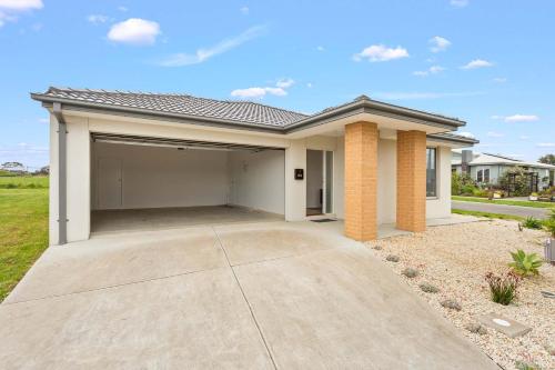 una casa con un garaje delante en Modern Family Home sleeps 8, en Wimbledon Heights