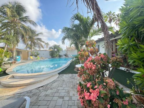 La alberca dentro o cerca de Casalina Garden 2 blocks to Palm Beach & Kitesurfing school