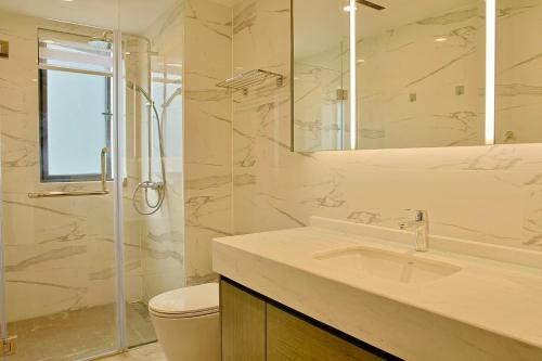 Ένα μπάνιο στο Urban Hub - Chong Qing Branch nice river view luxury large flat 5br