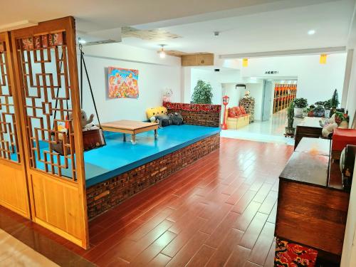 a living room with a couch on a brick wall at Jingbei Hotel Erlanghe Scenic Area Branch in Yushu