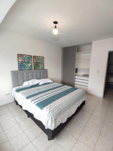 Katil atau katil-katil dalam bilik di Bright and centrally located apartment