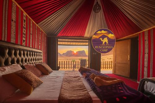 Un dormitorio con una cama grande en una carpa de circo. en Rum Sophia camp, en Wadi Rum