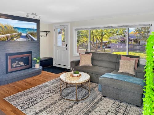 Una sala de estar con un sofá y una chimenea. en Renovated Suite in WL, 5 Min to Downtown, All New Appliances, Self Check-In, en Williams Lake