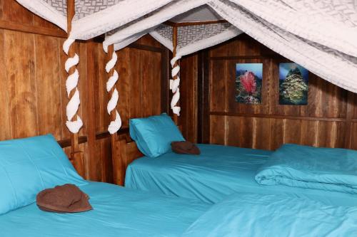 - 2 lits dans une chambre avec tente dans l'établissement Lavana Dive & Nature Resort, à Unauna