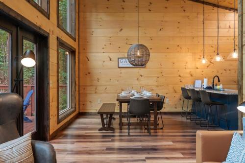 ein Esszimmer mit Tisch und Stühlen in der Unterkunft New Cozy Mountain Chalet Hot Tub Near Downtown in Gatlinburg