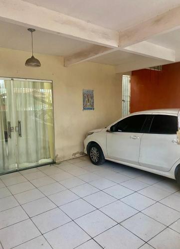 un coche blanco está aparcado en un garaje en CASA Cop 30, en Belém