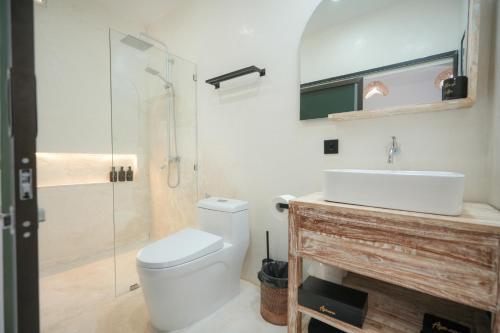 a bathroom with a toilet and a sink and a shower at lumbung asmara in Singaraja