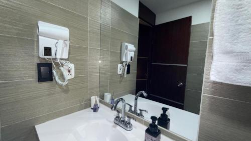 a bathroom with a sink and a mirror at Apartamento vacacional San Gil in San Gil