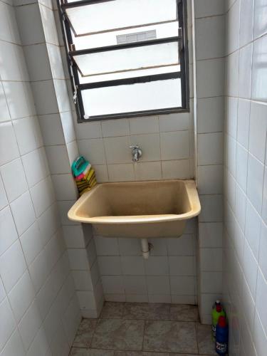 ein Badezimmer mit Waschbecken und Fenster in der Unterkunft Residencial Alice in Uberaba