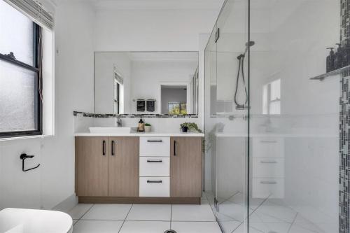 Ένα μπάνιο στο Modern 4 bedroom Redcliffe retreat