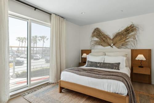Un pat sau paturi într-o cameră la Tide House - Unit B - Modern Seaside 1BD w Parking