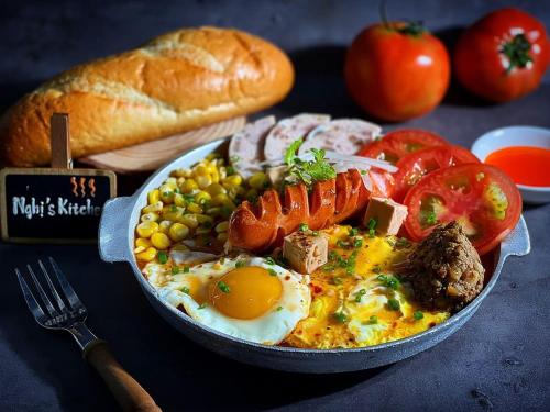 een bord ontbijtproducten met eieren, worst en groenten bij Ruby Mountain View Resort Vang-vieng in Vang Vieng