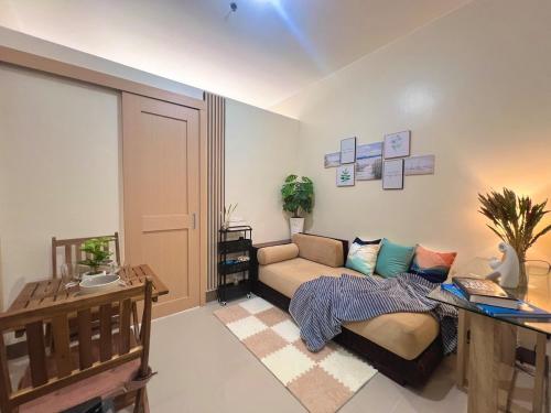 Χώρος καθιστικού στο 1 Bedroom Condo Unit Near SM City Sucat and NAIA Terminal