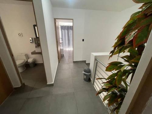 Koupelna v ubytování Modern home with pool, garden 24 7 security