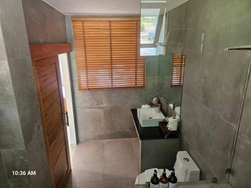 un baño con lavabo y espejo en 8Br monkey villa room 203, en Chaweng Noi Beach