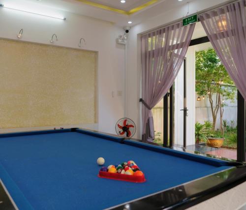 een pooltafel in de woonkamer bij Lamoon Villa in Thôn Dương Xuân Hạ