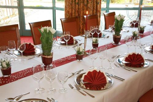um conjunto de mesa para um banquete com copos de vinho em Hotel am Rosengarten em Bad Wimpfen