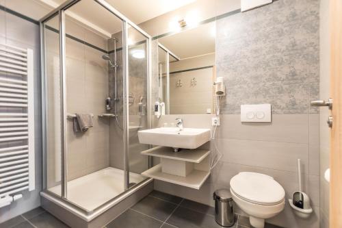 a bathroom with a toilet and a sink and a shower at Schumanns Garten in Weißenfels