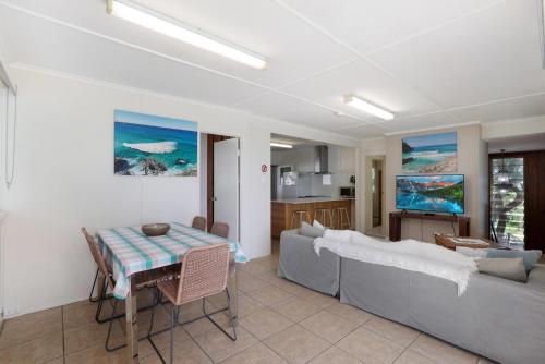 una sala de estar con un sofá y una mesa en Allies Place, en Amity Point
