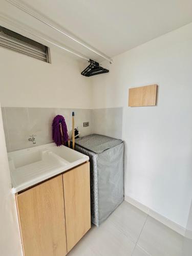 a kitchen with a sink and a refrigerator at Apartamento cerca a los centros comerciales de Ibagué in Ibagué