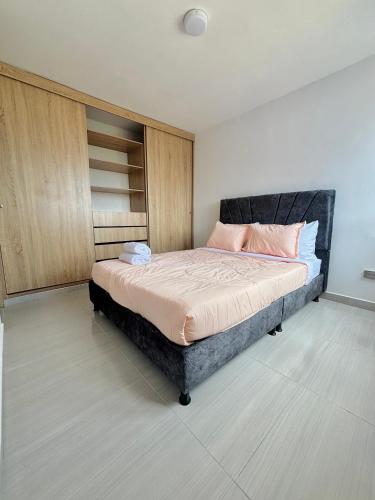 a bedroom with a bed with a black headboard at Apartamento cerca a los centros comerciales de Ibagué in Ibagué