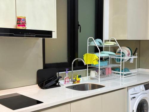 encimera de cocina con fregadero y lavavajillas en Paradigm Residence by YML Home, en Johor Bahru