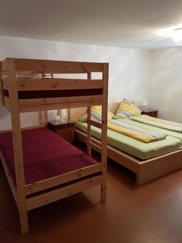 two bunk beds in a small room withthritisthritisthritisthritisthritisthritisthritisthritis at Gästehaus Futterer in Teningen