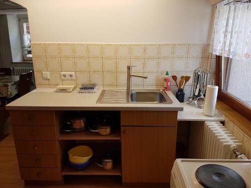 A kitchen or kitchenette at Gästehaus Futterer