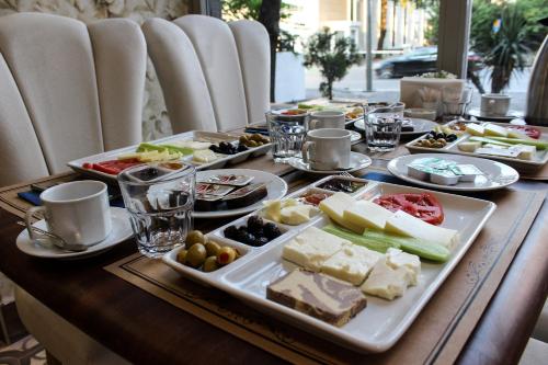 una mesa de madera con platos de comida. en Grand Bursa Hotel en Bursa