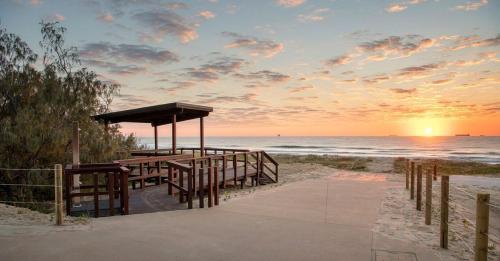 un refugio de picnic en la playa al atardecer en Coastal Calm, en Kawana Waters