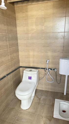 a bathroom with a toilet and a sink at Jabreen Castle Camp in Naţţālah