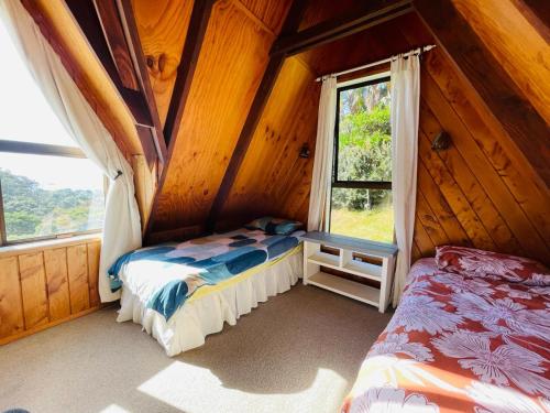 En eller flere senge i et værelse på Azalea Cottage