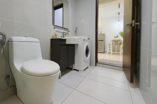 Ένα μπάνιο στο Danga Bay Relaxing Tropical 2BR 4Pax Balcony by Our Stay