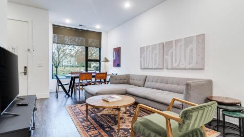 Et tv og/eller underholdning på The Grove by AvantStay Stylish Group Stay with Private Bathrooms