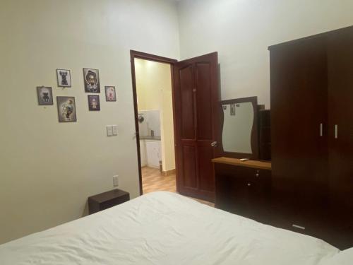 une chambre avec un lit, une commode et un miroir dans l'établissement Bungalow Tina, à Duong Dong