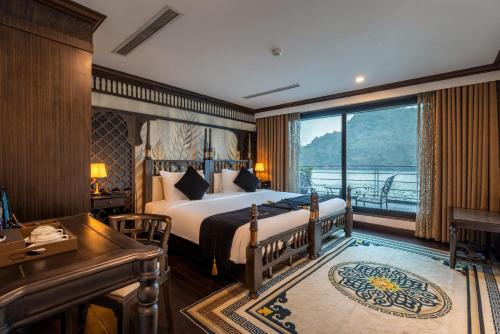 Una cama o camas en una habitación de Era Cruises Halong Bay