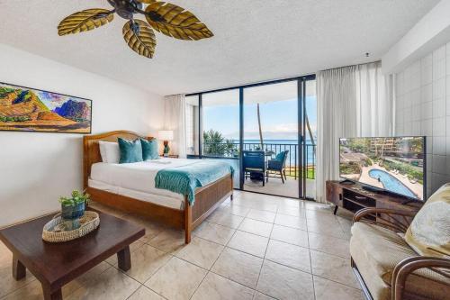 カハナにあるValley Isle 206 · VI 206 OceanFront Studio w Poolのベッドルーム1室(ベッド1台付)、リビングルーム(バルコニー付)