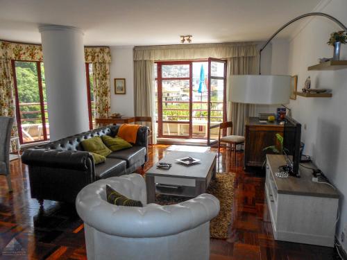 sala de estar con sofá y mesa en Arriaga Marina Club Apartament, en Funchal