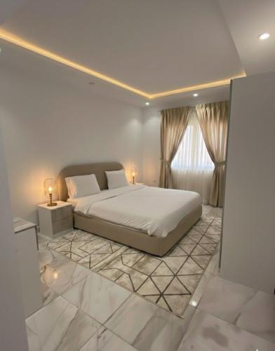 une chambre avec un grand lit et une fenêtre dans l'établissement شقق نرمادا المفروشة 303, à Médine