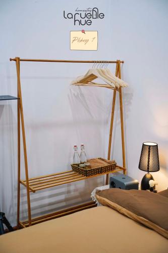 ein Schlafzimmer mit einem Bett und zwei Milchflaschen in der Unterkunft La ruelle Huế homestay in Thôn Kim Long (1)