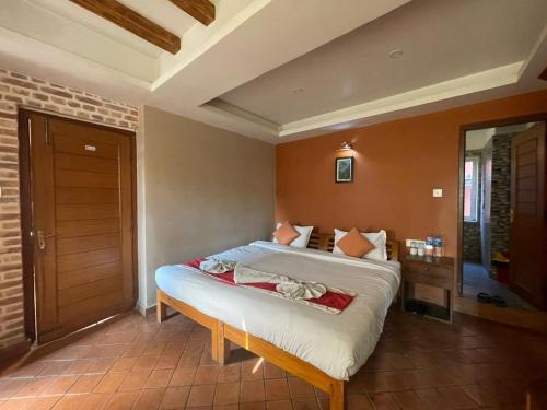 Un dormitorio con una cama grande en una habitación. en Hotel Vacation Home, en Katmandú