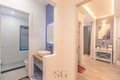 une salle de bains avec toilettes et lavabo dans l'établissement Novaworld Phan Thiết -Villa Nghỉ dưỡng, à Bình Tú